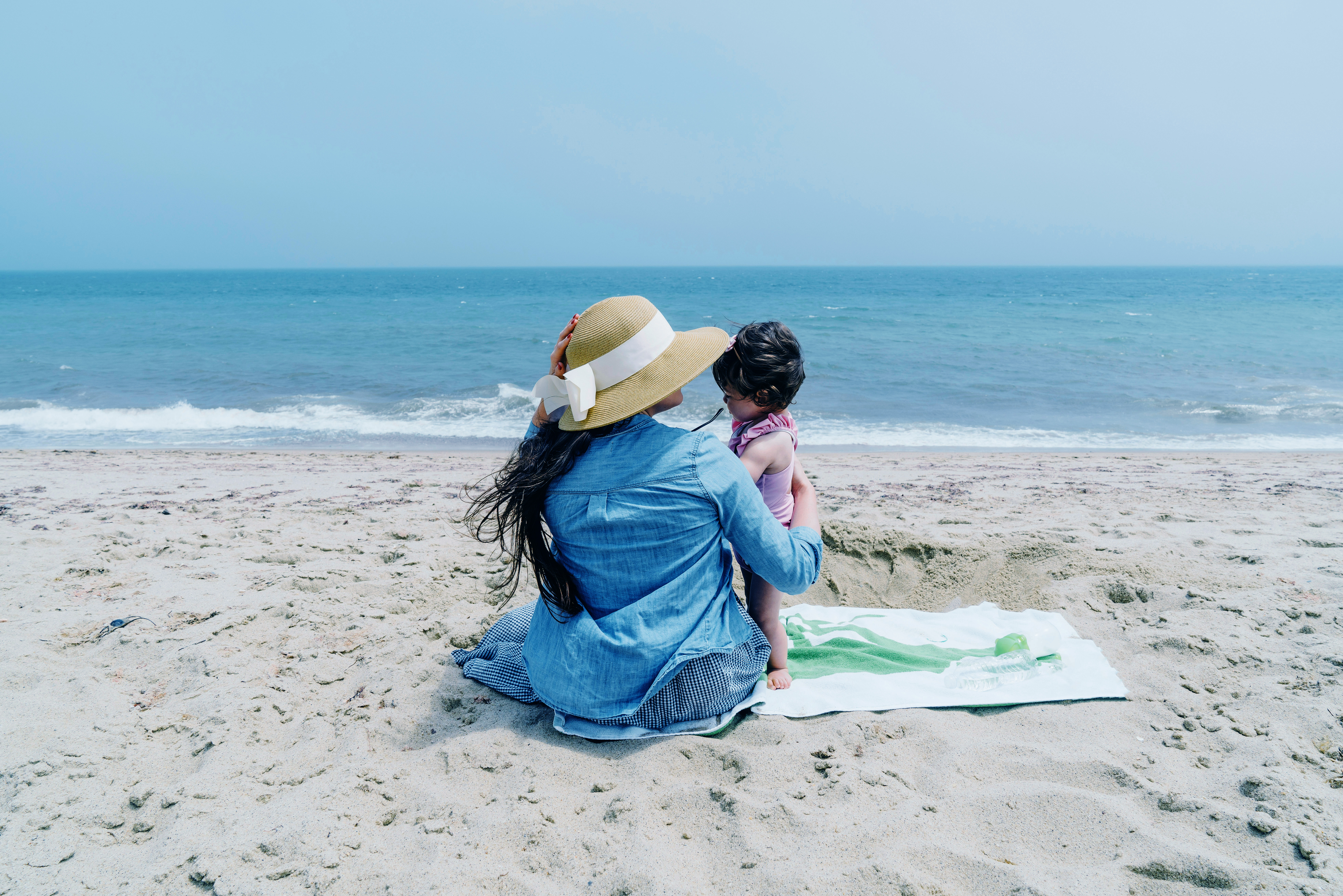 Arrivo_Image_Beach_Ver2 Mom and child in the beach