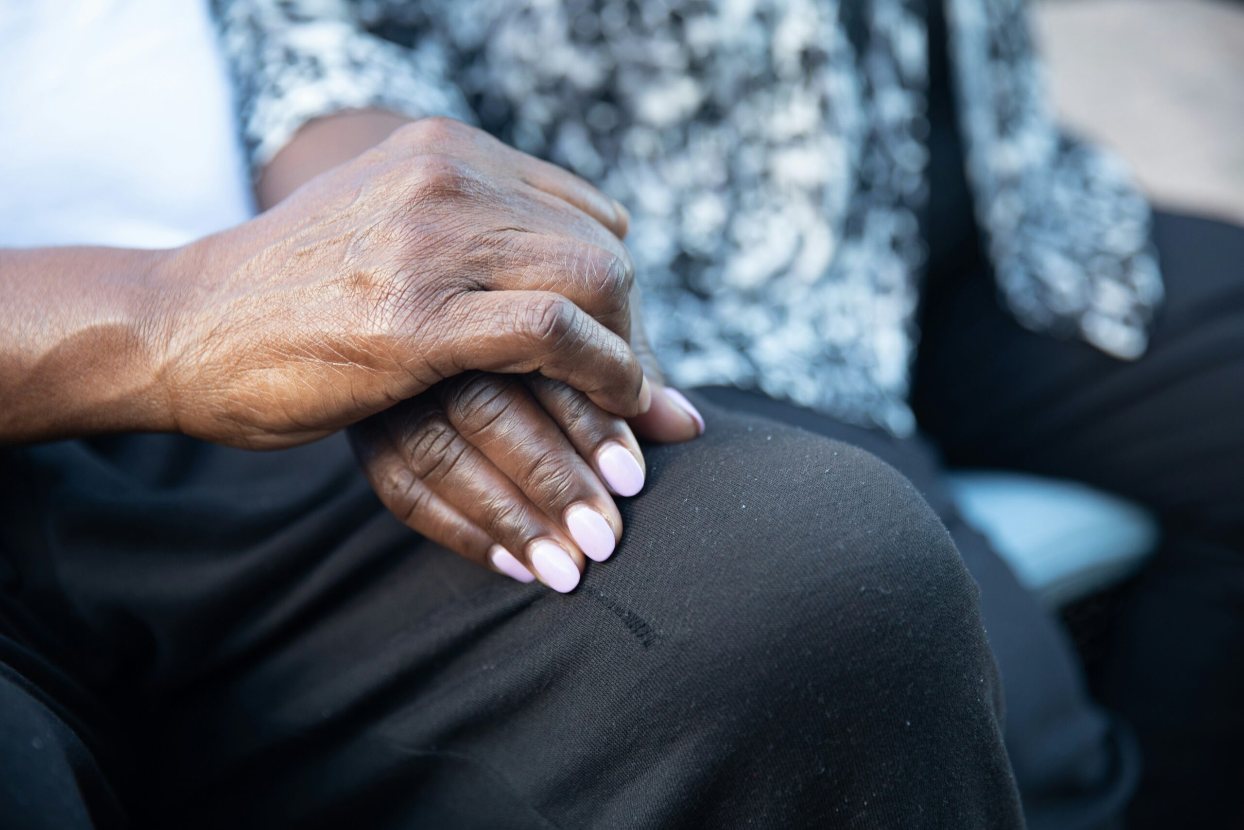 nappy-sh9BCdxNyKQ-unsplash (1) Couple holding hands